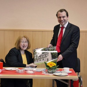 Die Vorsitzende des Landesbehindertenrates Gertrud Servos bekam als Dankeschön einen "Rommerskirchen-Kalender" von Bürgermeisterkandidaten Martin Mertens