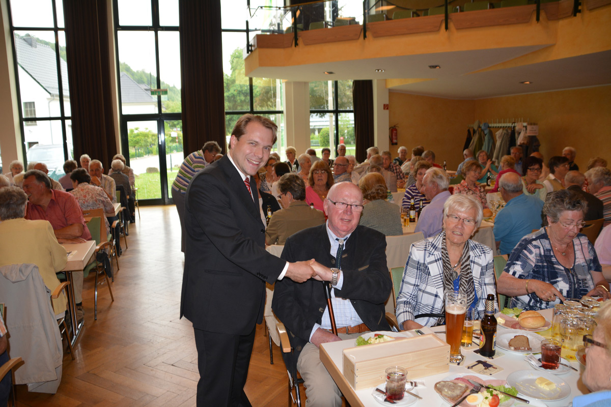 Bürgermeister Martin Mertens konnte Klaus Schleißig mit einem Präsent zu seinem 77. Geburtstag gratulieren, den dieser am 17.06.2014 feierte. 